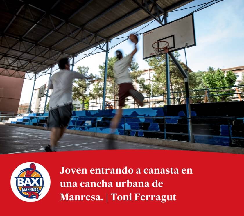 Joven entrando a canasta en una cancha urbana de Manresa. | Toni Ferragut