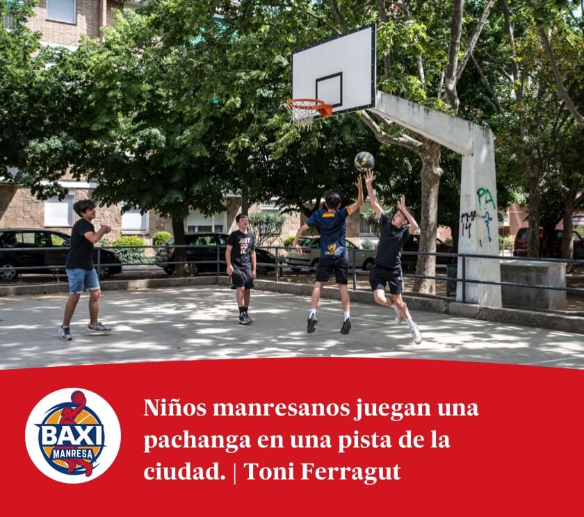 Niños manresanos juegan una pachanga en una pista de la ciudad. | Toni Ferragut