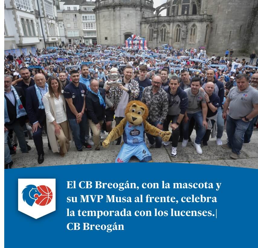 El CB Breogán, con la mascota y su MVP Musa al frente, celebra la temporada con los lucenses.| CB Breogán