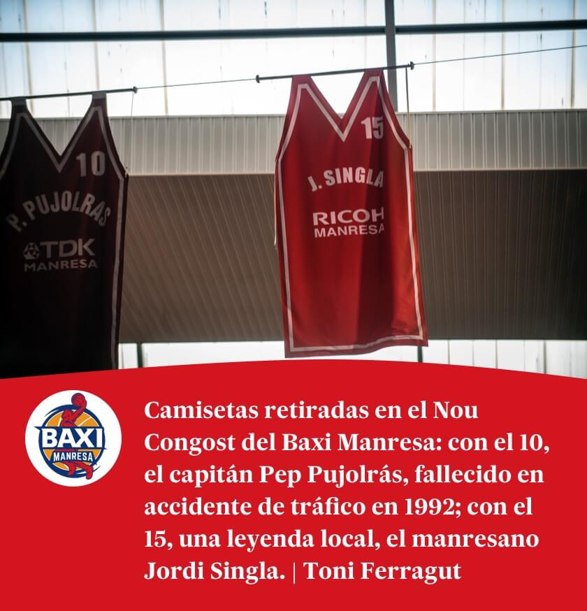 Camisetas retiradas en el Nou Congost del Baxi Manresa: con el 10, el capitán Pep Pujolrás, fallecido en accidente de tráfico en 1992; con el 15, una leyenda local, el manresano Jordi Singla. | Toni Ferragut