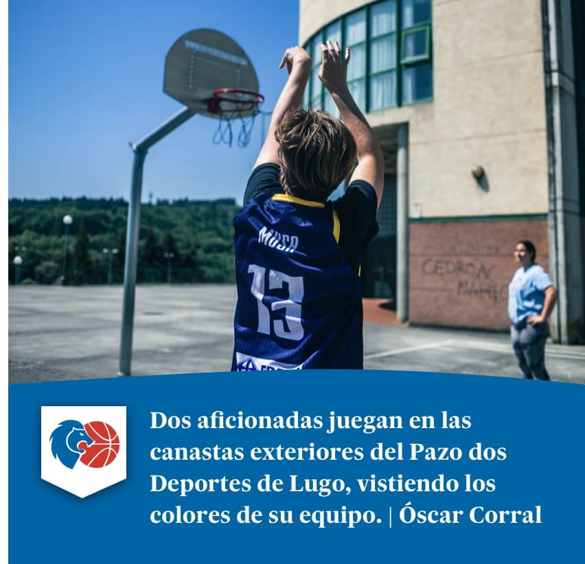 Dos aficionadas juegan en las canastas exteriores del Pazo dos Deportes de Lugo, vistiendo los colores de su equipo. | Óscar Corral