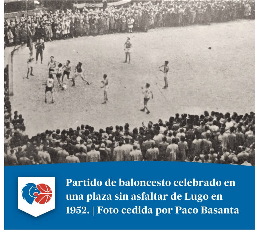 Partido de baloncesto celebrado en una plaza sin asfaltar de Lugo en 1952. | Foto cedida por Paco Basanta