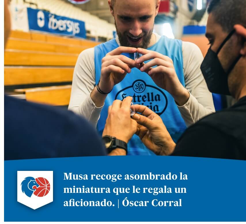 Musa recoge asombrado la miniatura que le regala un aficionado. | Óscar Corral