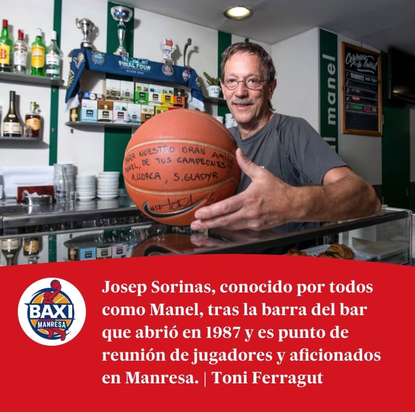 Josep Sorinas, conocido por todos como Manel, tras la barra del bar que abrió en 1987 y es punto de reunión de jugadores y aficionados en Manresa. | Toni Ferragut