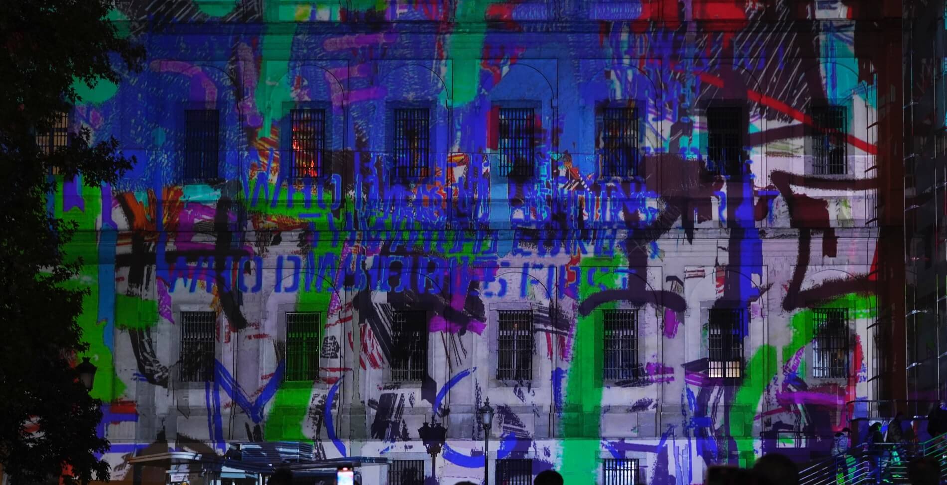 Pieza digital generativa que reacciona en tiempo real con los trending topics de X, traducidos a la estética de una pintada vandálica sobre la fachada del museo.
‘Scrawl’ (2023), Museo Nacional Centro de Arte Reina Sofía, Madrid, España. FOTO: @ Studio Daniel Canogar
