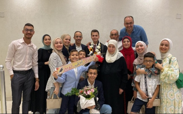 Foto de la familia de Husam, hecha en 2023, el día en que se graduó en la Universidad su hijo mayor Ghazy.