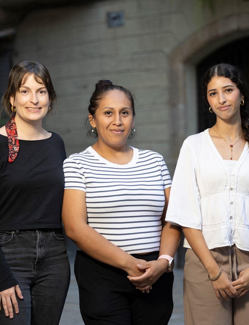 Fotografía de Sole García, educadora de Fundación de la Esperanza, y las usuarias de esta entidad social, Sandra Núñez, madre de tres niños, e Hiba Kasouane, en Barcelona este octubre