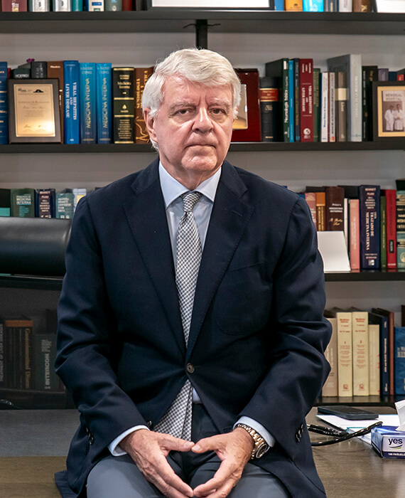 Foto de la Dr. Rafael Esteban Mur, jefe de servicio de Medicina Interna del Hospital Quirónsalud Barcelona