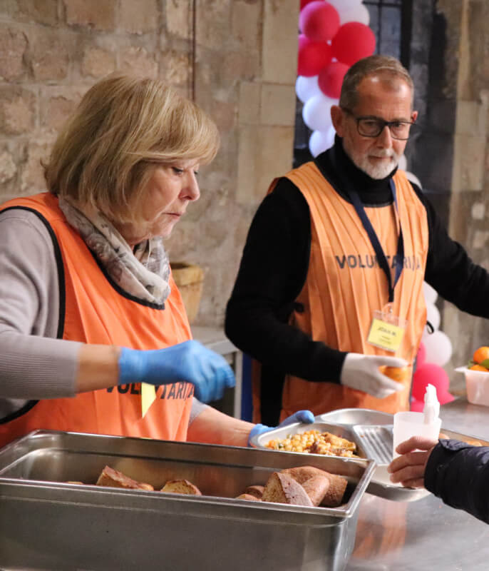 Fotografía de Sole García, educadora de Fundación de la Esperanza, y las usuarias de esta entidad social, Sandra Núñez, madre de tres niños, e Hiba Kasouane, en Barcelona este octubre