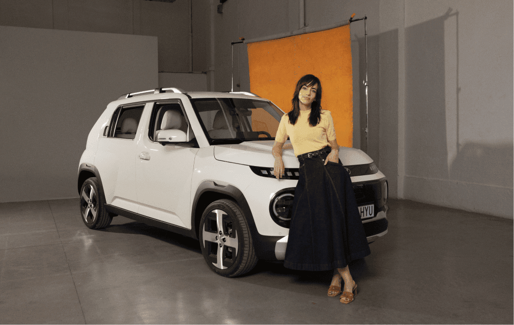 Vista lateral del nuevo coche eléctrico urbano Hyundai Inster de color blanco