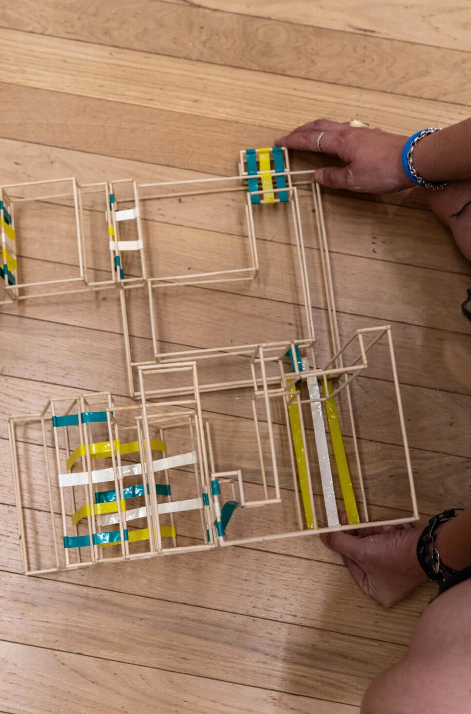 Bregel trabaja con maquetas