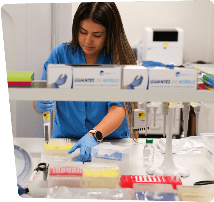 Una técnica prepara muestras con una pipeta en el laboratorio