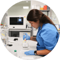 Una técnica de laboratorio pipetea las muestras