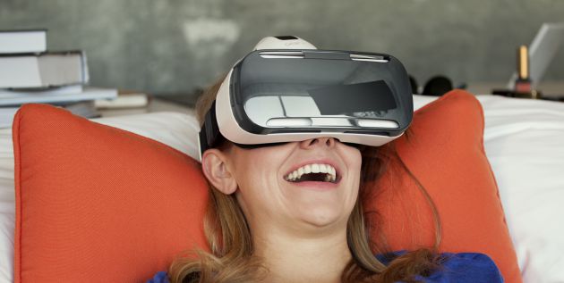 Una usuaria con las Samsung Gear VR.  