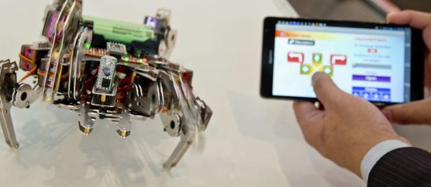 Un robot controlado con una aplicaci&oacute;n de un tel&eacute;fono m&oacute;vil.