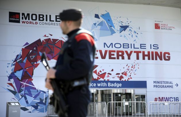 Un mosso d'esquadra ante la puerta de entrada de la Feria de Barcelona.