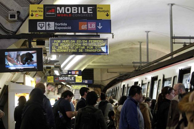 Viajeros en el metro de la plaza de Espanya de Barcelona.