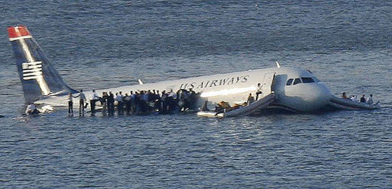 El aviÃ³n de US Airways flota sobre el rÃ­o Husdon tras preciptarse con 146 pasajeros y cinco tripulantes