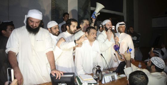 Manifestantes irrumpen en el Parlamento de Kuwait.