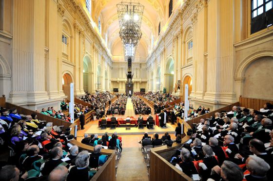 Aula magna de Santa Lucía durante la apertura del curso en la Universidad de Bolonia en 2009.