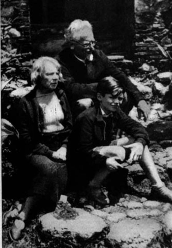 Trotski y su mujer, Natalia Sedova, con su nieto Esteban en México.