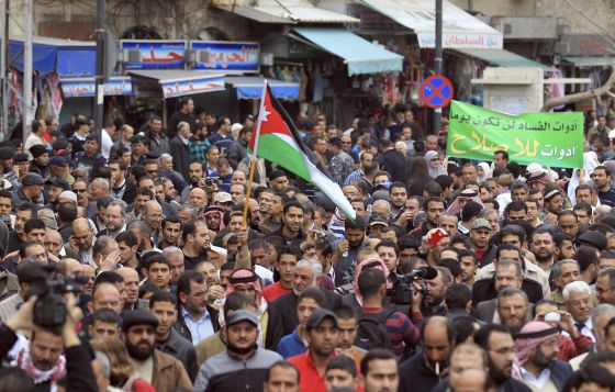 Cientos de manifestante protestan enfrente de la mezquita Al Huseini de Ammán, Jordania el viernes.