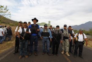 MEMORIA HISTORICA: Los justicieros de Tierra Caliente Cientos de civiles armados mantienen desde hace un año una guerra abierta contra los narcos que controlan Michoacán ante los ojos de un Estado mexicano rebasado  1389987585_455506_1389991752_sumario_normal