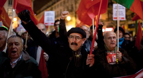 Simpatizantes del Partido Comunista se manifiestan contra el aumento del precio del transporte p&uacute;blico en Lisboa en 2012. 