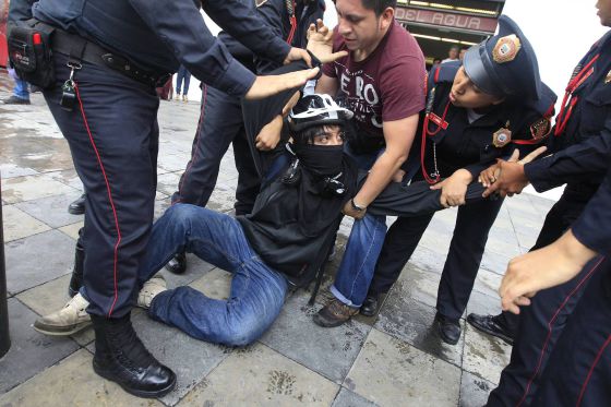 Un manifestante es detenido ayer, en la Ciudad de MÃ©xico.