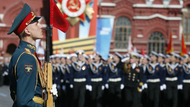 Um soldado na parada do Dia da Vitória, em Moscou.