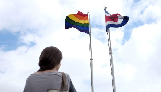 A bandeira gay e a da Costa Rica na Casa Presidencial.