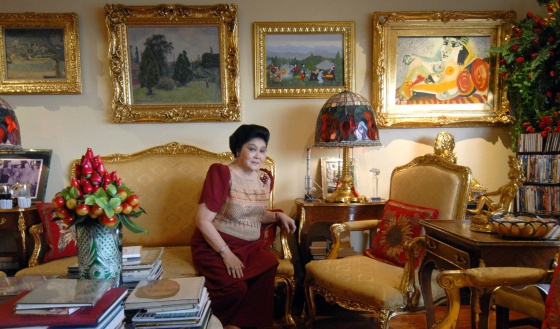 Imelda Marcos posa en 2007 con varias obras de su colección, entre ellas un Picasso