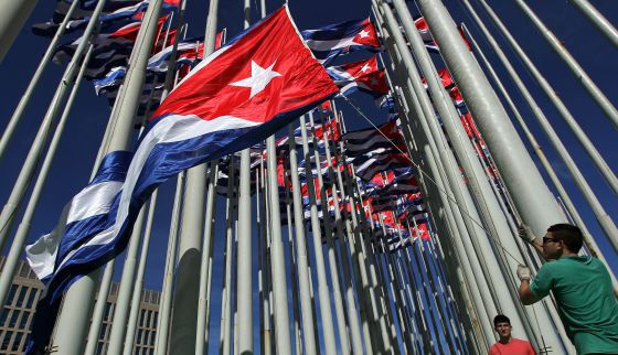 Banderas cubanas ante la legación diplomática de EE UU en La Habana, el 30 de diciembre.