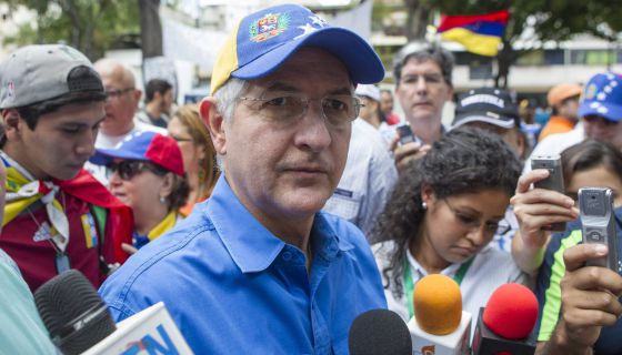 VENEZUELA : La policía excarcela a Antonio Ledezma y lo devuelve a arresto domiciliario La esposa del opositor venezolano ha  1424386802_955983_1424387127_noticia_normal