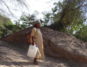 Un miembro de la población Wayúu va a buscar agua.