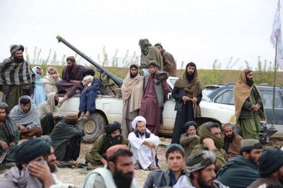 Un grupo de talibanes escucha el discurso del nuevo mulá de la provincia de Farah