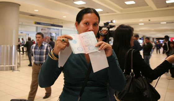 Una ciudadana cubana muestra su visado en el aeropuerto de Quito Una ciudadana cubana muestra su visado en el aeropuerto de Quito