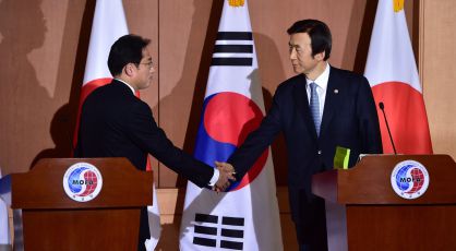 Os ministros de Relações Exteriores do Japão e da Coreia do Sul.