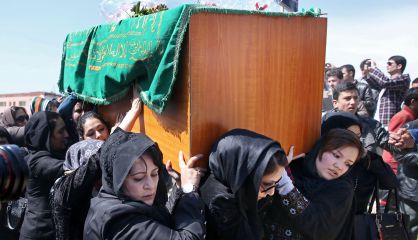 Activistas llevan el f&eacute;retro de Farjunda, asesinada tras ser acusada de quemar un Cor&aacute;n