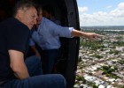 El presidente argentino, Mauricio Macri, observa el pasado domingo los barrios inundados en la ciudad de Concordia.
