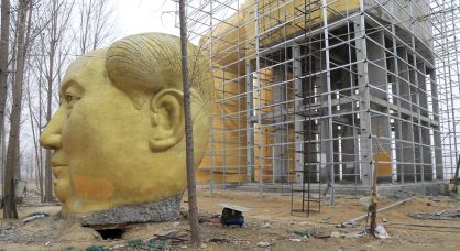 La estatua de Mao, en la provincia de Henan, durante su construcción.