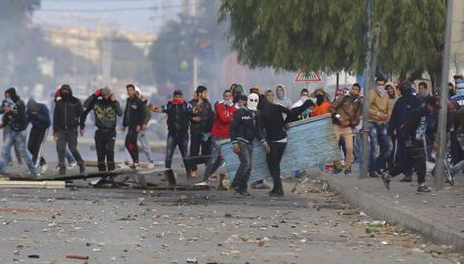Un grupo de manifestantes en Kasrine, en el centro de T&uacute;nez.