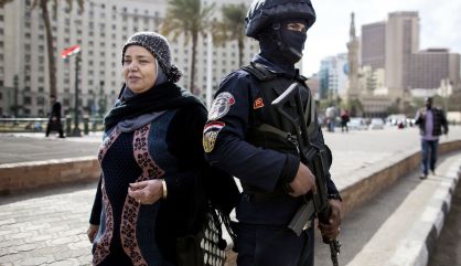 Una mujer pasa junto a un soldado, cerca de la plaza Tahrir.