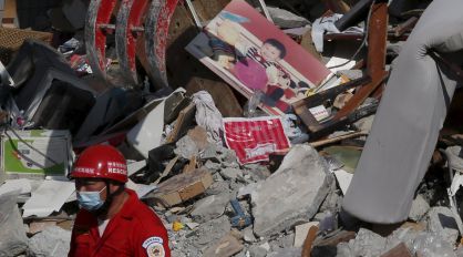 Un operario trabaja entre los escombros de un edificio en Tainan.