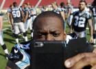 Stephen Hill, de los Carolina Panthers, se toma una selfie en el estadio.