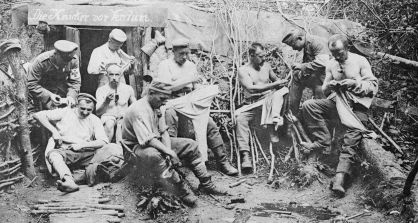 Soldados alemanes en un refugio durante la batalla de Verdún.