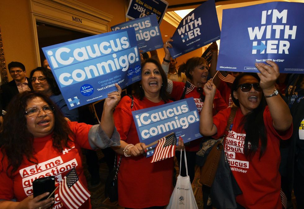 Trabajadoras latinas apoyan a Clinton en Las Vegas.