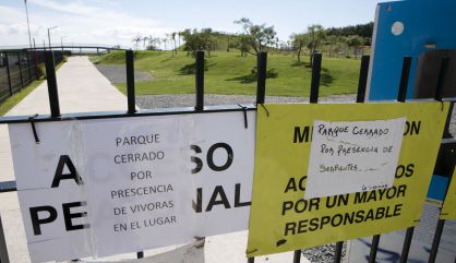 Carteles a las puertas del parque.