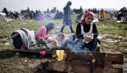 Migrantes, en un campo en la frontera entre Grecia y Macedonia.rn 