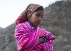 Una niña tarahumara camina en las Barrancas del Cobre. 